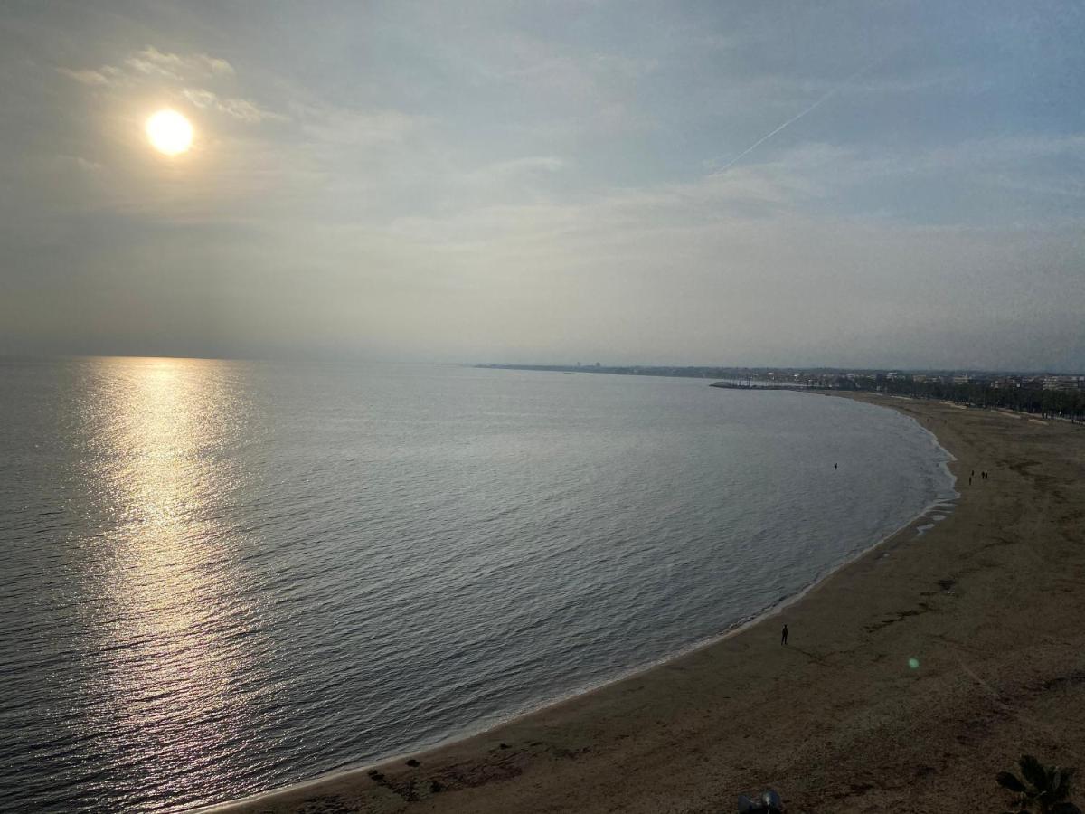Appartement Spacieux, Front De Mer, Vue Splendide 萨洛 外观 照片
